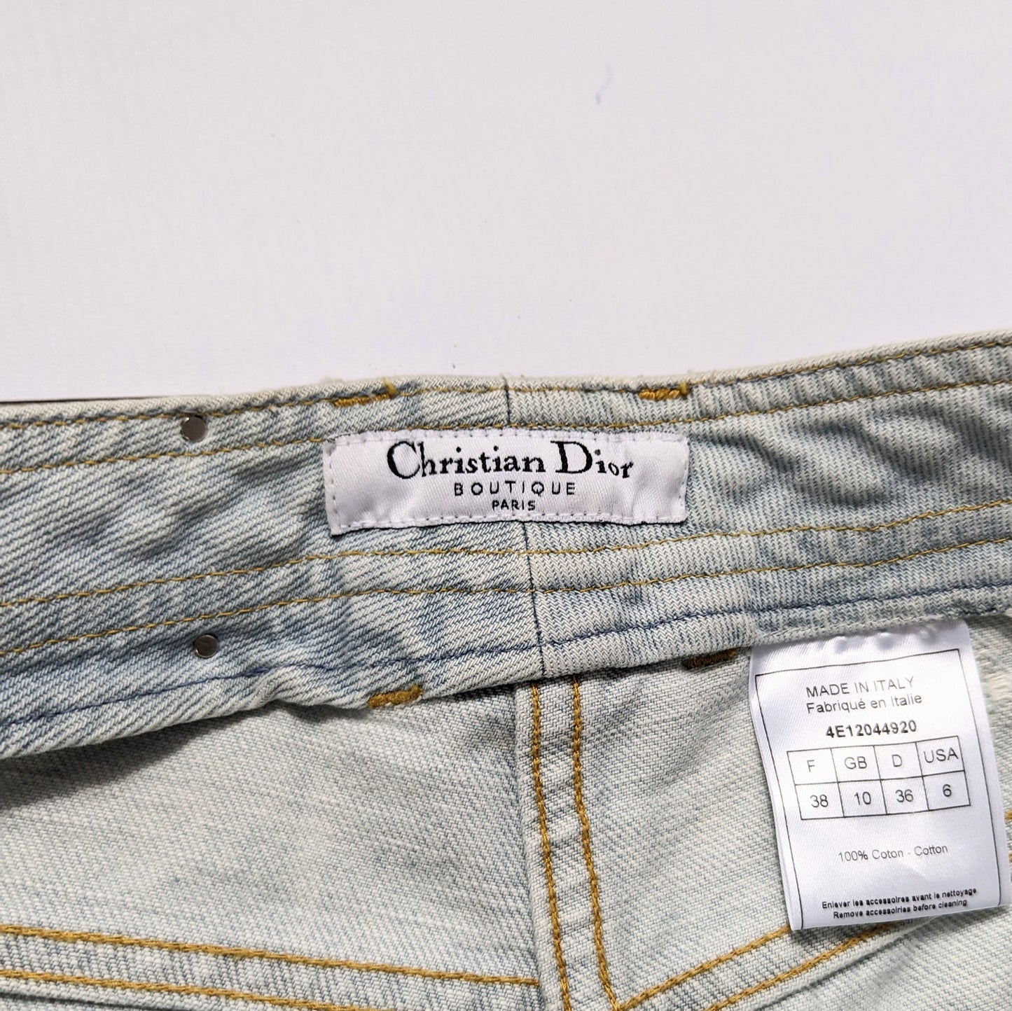 Dior jeans by Galliano decorated with a silver plaque signed “Dior” - S/M