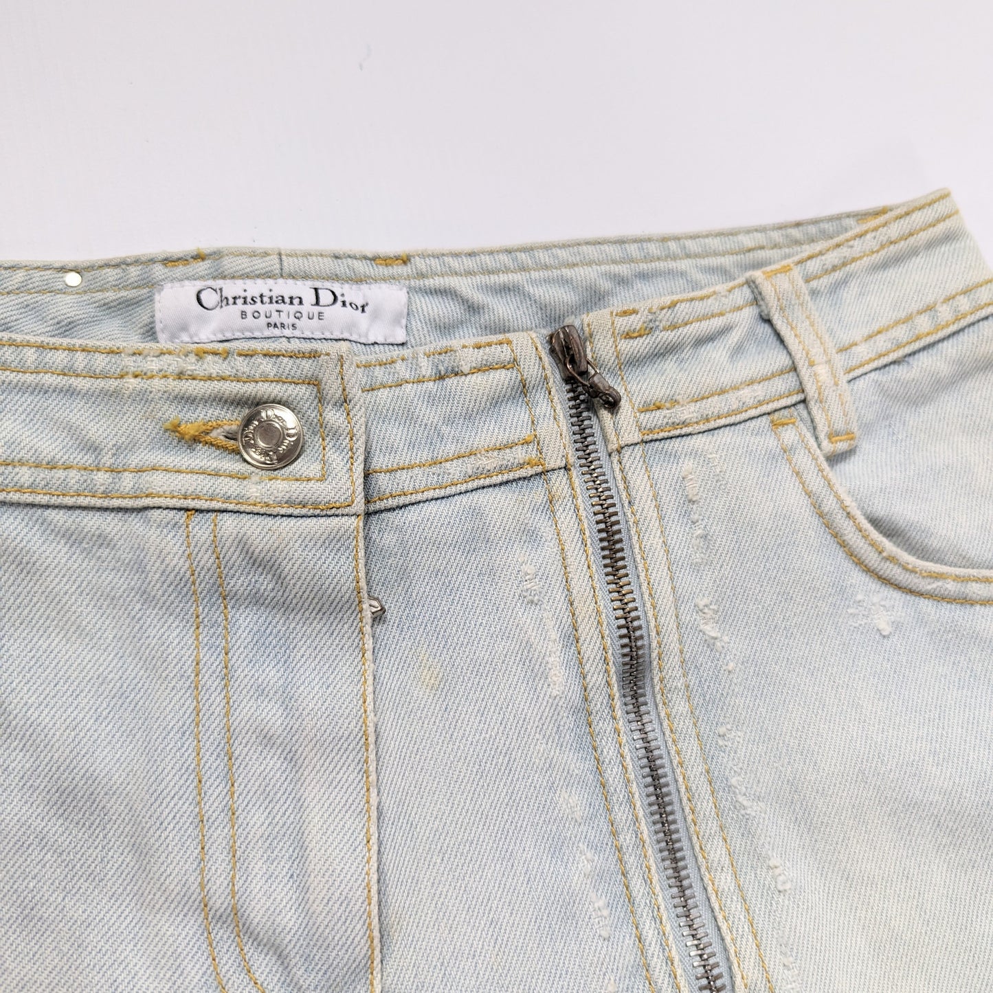 Dior jeans by Galliano decorated with a silver plaque signed “Dior” - S/M